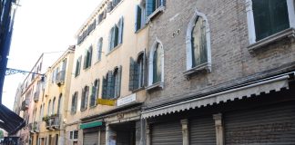 La Madonna coronata, bassorilievo in Calle dei Boteri, nel Sestiere di San Polo
