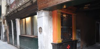 Capitello del Sotoportego de la Madona, nel Sestiere di San Polo