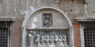 La Madonna col Bambino e San Giovanni Evangelista con i confratelli, rilievi in Campiello de la Scuola, nel Sestiere di San Polo