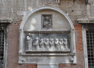 La Madonna col Bambino e San Giovanni Evangelista con i confratelli, rilievi in Campiello de la Scuola, nel Sestiere di San Polo
