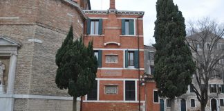 Il Battesimo di Gesù, bassorilievo in Campo San Polo, nel Sestiere di San Polo
