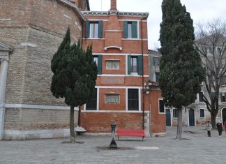 Il Battesimo di Gesù, bassorilievo in Campo San Polo, nel Sestiere di San Polo