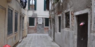 Capitello in Calle de Cà Corner, nel Sestiere di San Polo