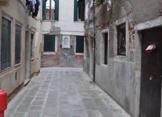 Capitello in Calle de Cà Corner, nel Sestiere di San Polo