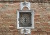 Cristo in croce nel tabernacolo (capitèło) in Calle Tintoretto, nel Sestiere di San Polo