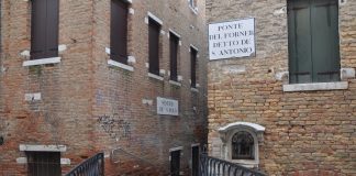 Capitello sul Ponte del Forner, nel Sestiere di San Polo