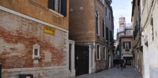 Capitello in Calle del Tragheto Vechio, nel Sestiere di San Polo