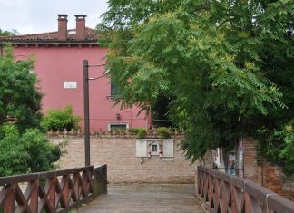 Capitello sul Ponte Novo de Santa Marta, nel Sestiere di Dorsoduro