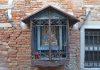 La Madonna col Bambino, nel tabernacolo (capitèło) in Calle del Squero, ai Catecumini, nel Sestiere di Dorsoduro