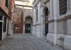 La Madonna col Bambino, rilievo sopra il portale della Chiesa dei Carmini