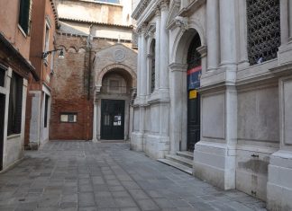 La Madonna col Bambino, rilievo sopra il portale della Chiesa dei Carmini