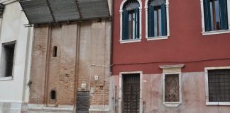 Capitello in Campo San Trovaso, nel Sestiere di Dorsoduro