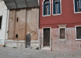 Capitello in Campo San Trovaso, nel Sestiere di Dorsoduro