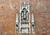 Cristo in croce, complesso scultoreo sulla facciata della Chiesa di Sant’Aponal