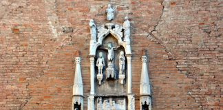 Cristo in croce, complesso scultoreo sulla facciata della Chiesa di Sant’Aponal
