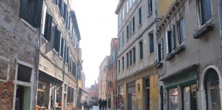 Capitello in Calle Larga dei Bari, nel Sestiere di Santa Croce