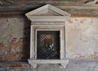 La Madonna Assunta nel tabernacolo (capitèło) del Sotoportego de le Case Nove, nel Sestiere di Santa Croce