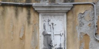 Una Croce, bassorilievo in Fondamenta del Garzoti, nel Sestiere di Santa Croce