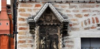 La Crocifissione, bassorilievo nel tabernacolo (capitèło) in Fondamenta Rughetta