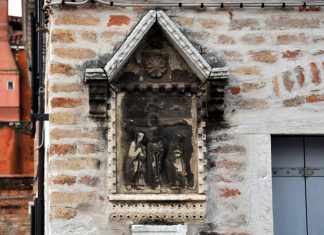 La Crocifissione, bassorilievo nel tabernacolo (capitèło) in Fondamenta Rughetta