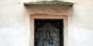 La Madonna del Divino Amore, stampa nel tabernacolo (capitèło) in Salizada San Stae, nel Sestiere di Santa Croce