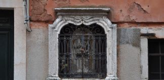 Santa Barbara, altorilievo nel tabernacolo (capitèło) in Corte Canal, nel Sestiere di Santa Croce