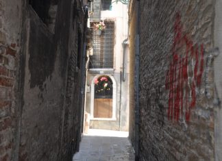 Capitello in Calle dei Preti, nel Sestiere di San Polo