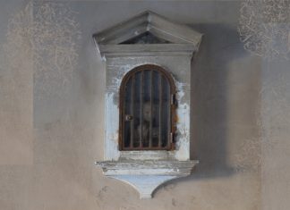 San Gabriele dell’Addolorata nel tabernacolo (capitèło) del Sotoportego del Casin dei Nobili, nel Sestiere di Dorsoduro