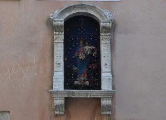 La Madonna col Bambino nel tabernacolo (capitèło) sul Ponte de le Becarie, nel Sestiere di San Polo