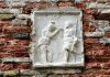 Il Battesimo di Gesù, bassorilievo di Calle del Squero, nel Sestiere di Dorsoduro