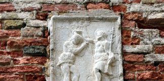 Il Battesimo di Gesù, bassorilievo di Calle del Squero, nel Sestiere di Dorsoduro