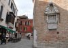 La Madonna in trono col Bambino, complesso scultoreo su un muro della Chiesa di San Polo