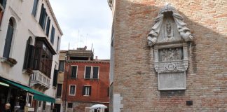 La Madonna in trono col Bambino, complesso scultoreo su un muro della Chiesa di San Polo