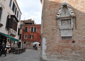 La Madonna in trono col Bambino, complesso scultoreo su un muro della Chiesa di San Polo