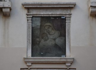 La Madonna col Bambino, affresco nel tabernacolo (capitèło), del cortile di Ca’ Giustinian, nel Sestiere di Dorsoduro