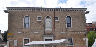 La Madonna della Misericordia, bassorilievo in Campo Santa Margarita, Scuola dei Varotari