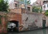 L’Angelo annunziante, statua su un muro di cinta sul Rio de San Barnaba
