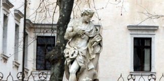 Statue sul muro di cinta del Seminario Patriarcale