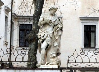 Statue sul muro di cinta del Seminario Patriarcale