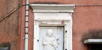 La Madonna col Bambino, bassorilievo nel tabernacolo (capitèło) in Salizada San Pantalon, nel Sestiere di Santa Croce