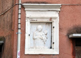 La Madonna col Bambino, bassorilievo nel tabernacolo (capitèło) in Salizada San Pantalon, nel Sestiere di Santa Croce