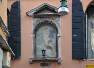 La Madonna del Carmelo, nel tabernacolo (capitèło) in Crosera San Pantalon, nel Sestiere di Dorsoduro
