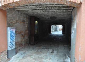 Capitello nel Sotoportego Santi, nel Sestiere di Dorsoduro