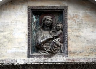 La Madonna col Bambino, rilievo in Campiello de la Scuola di San Giovanni, nel Sestiere di San Polo