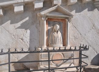 La Madonna nel tabernacolo (capitèło) ai piedi del Ponte di Rialto, in Riva del Vin, nel Sestiere di San Polo