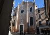 Un Crocefisso, bassorilievo sulla facciata della Chiesa di Sant’Aponal