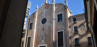 Un Crocefisso, bassorilievo sulla facciata della Chiesa di Sant’Aponal