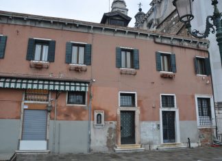 Capitello in Fondamenta Zattere ai Gesuati, nel Sestiere di Dorsoduro