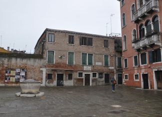 Capitello in Campo San Basegio, nel Sestiere di Dorsoduro