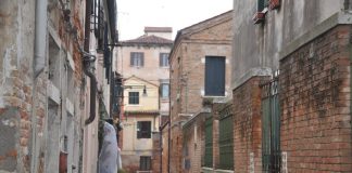 Capitello in Calle Balastro, nel Sestiere di Dorsoduro